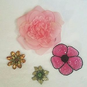 Lot of four Flower Brooches